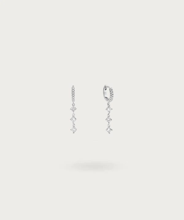 Primo piano degli orecchini Carolina che mostrano zirconia scintillanti e catena pendente.