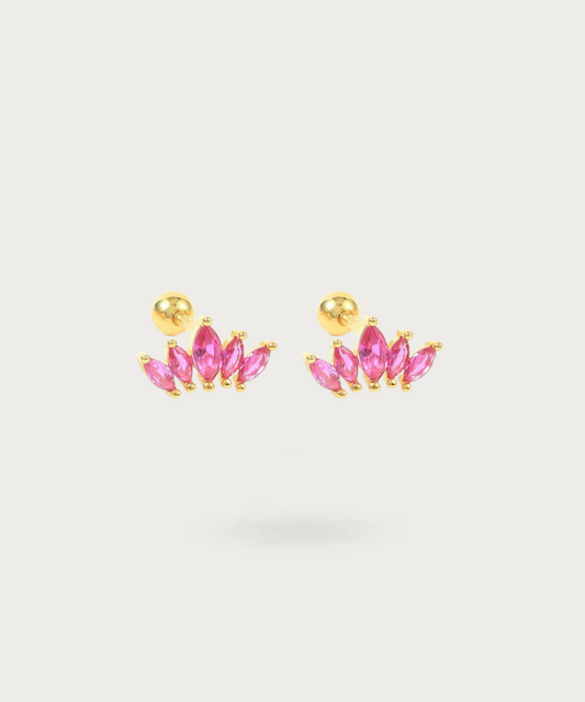 Orecchini Alice dorati e rosa con zirconi, evidenziando il loro fascino unico e la finitura brillante.