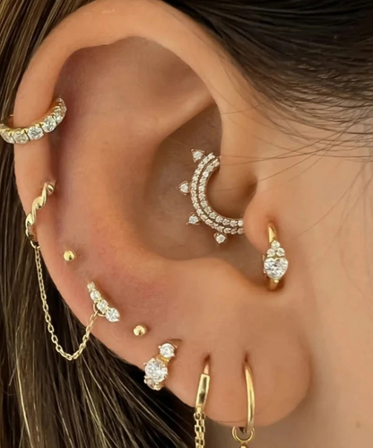 Eleva il tuo look con la brillantezza dorata del piercing Alaia