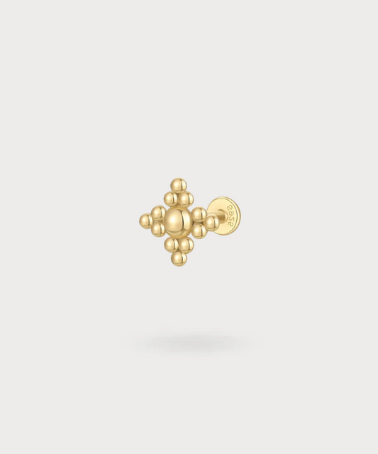 Piercing flat Xana con un arrangiamento di sfere dorate per un look minimalista