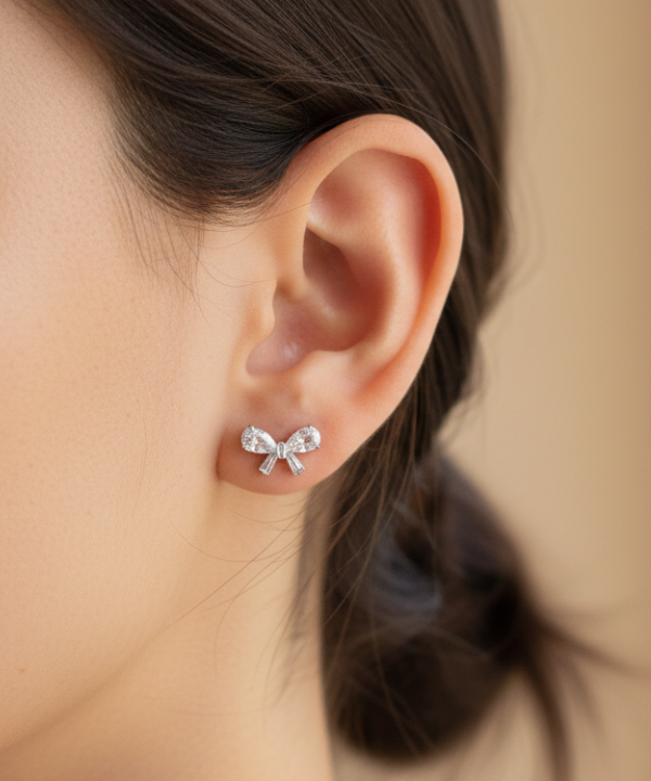 Piercing a forma di papillon Melina in titanio argentato indossato da una donna