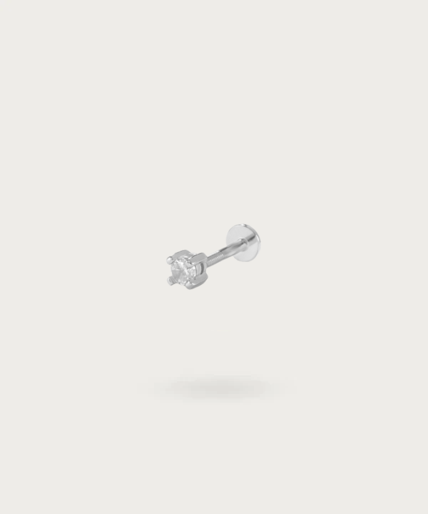 Piercing Stud in uno stile elegante.