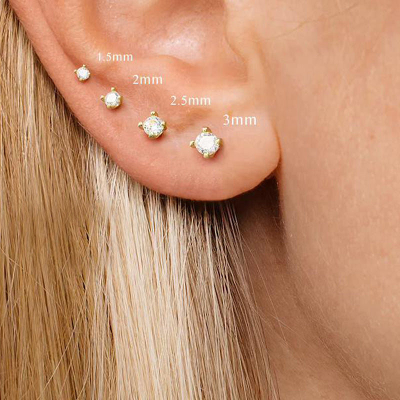 Piercing Stud indossato su un orecchio femminile.