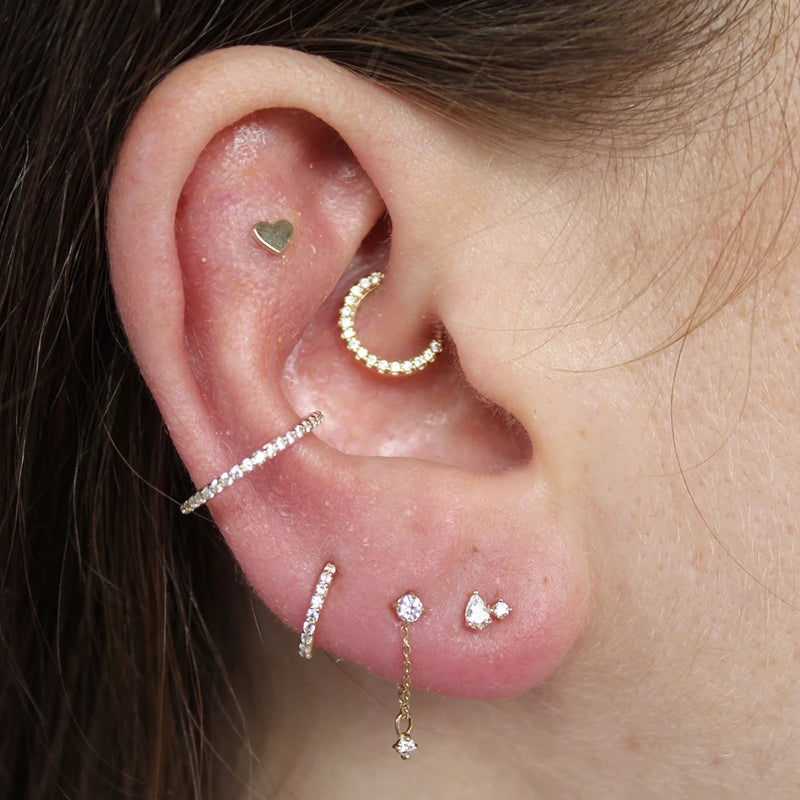 Piercing Daith anello zirconi dorato indossato da donna