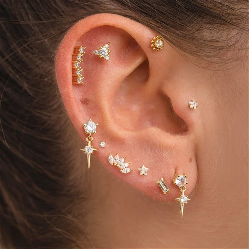 Close-up del Piercing Forward Helix con Zircon.