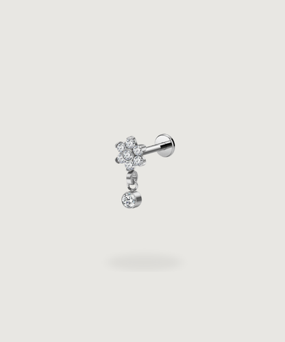 Piercing forward helix Adrianna in argento con un motivo floreale e zirconi.