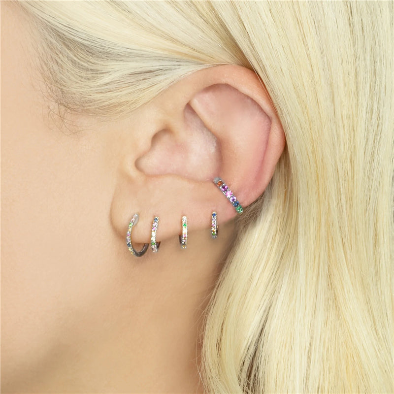 "Piercing Anello Conch Colorato argentato indossato su un orecchio femminile."