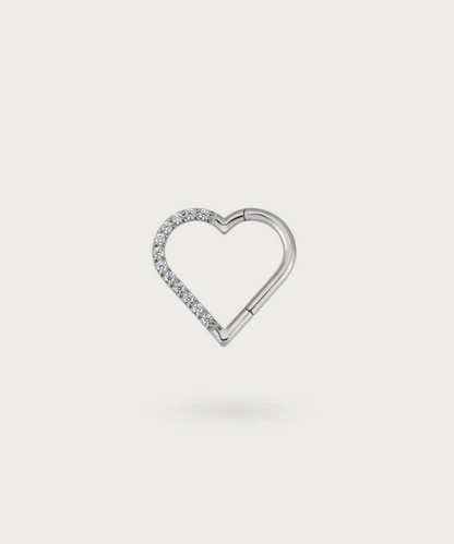 Il Piercing  Cuore Clicker in Titanio, un mix perfetto di eleganza e amore.