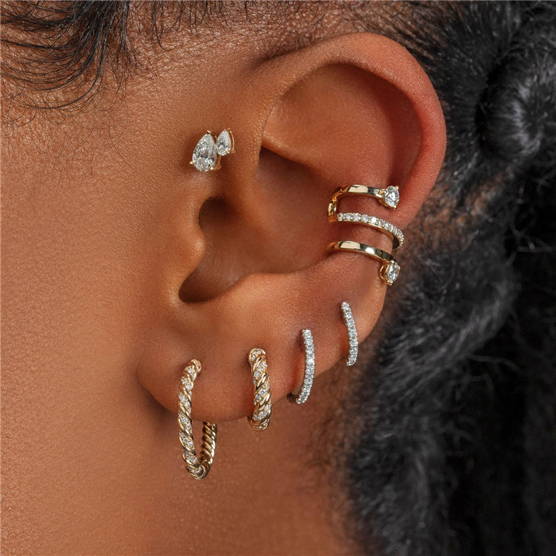 "Piercing Anello Conch Argentato indossato su un orecchio femminile."