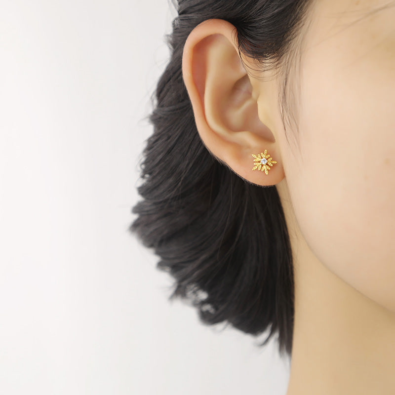 Piercing Trago Fiocco di Neve per un Look Naturalmente Elegante