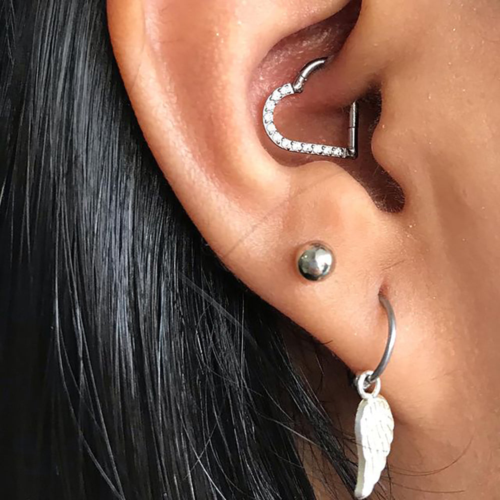 Il Piercing Daith Cuore Clicker in Titanio, un audace e amorevole aggiunta alla tua collezione di gioielli.