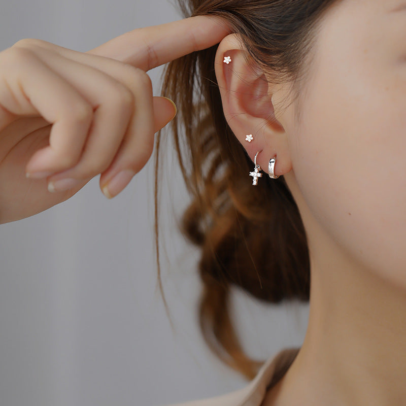 Vista indossata del Piercing Conch con Croce, dimostrando il suo fascino unico su un modello femminile