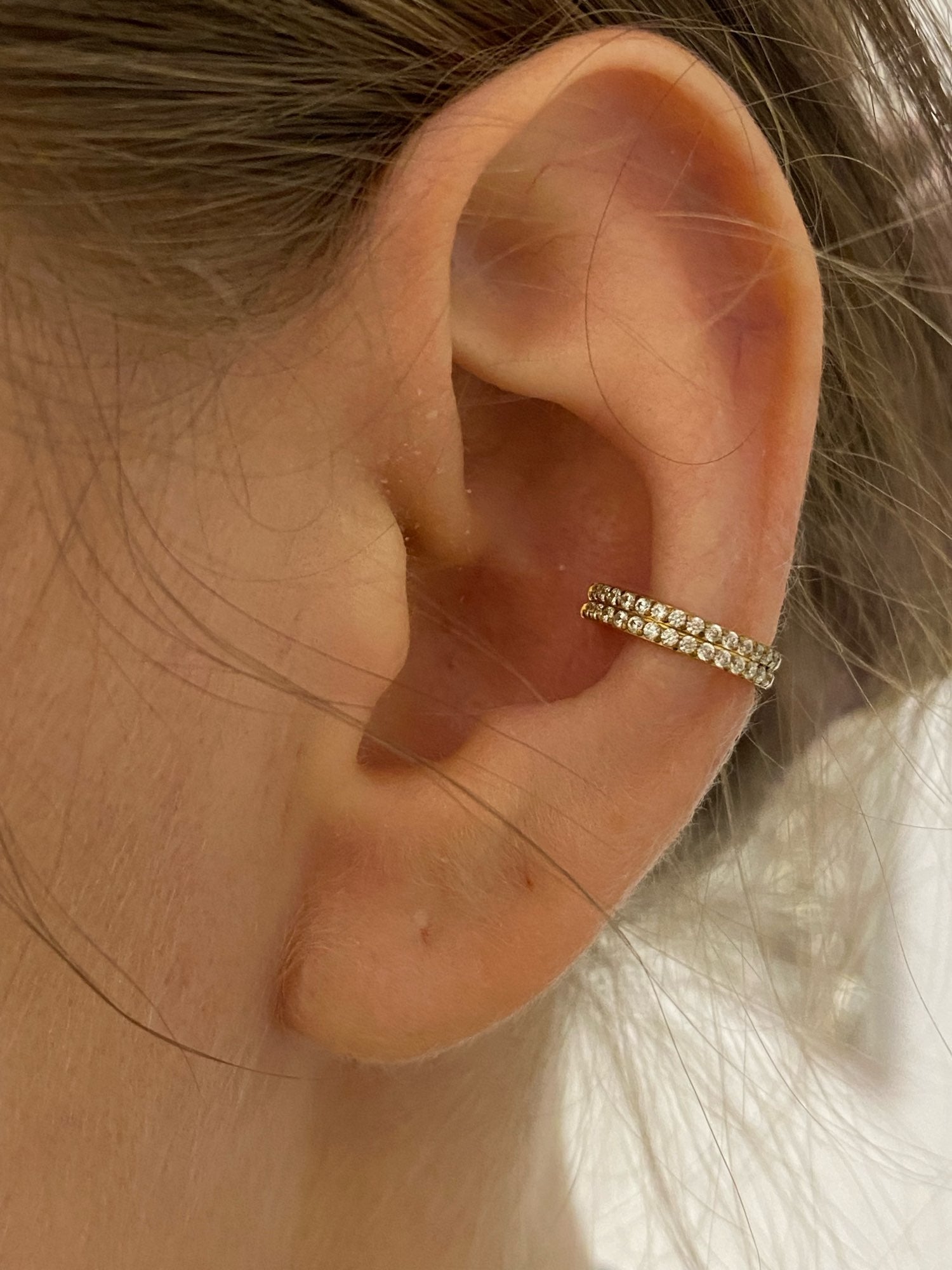 piercing Helix anello doppio in titanio dorato indossato da una donna