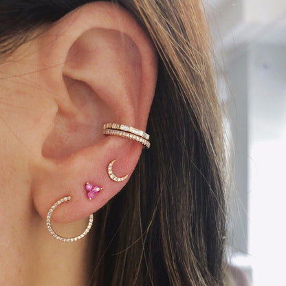 "Piercing Forward Helix Luna indossato su un orecchio femminile."