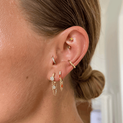 piercing rook stella indossato su donna in oro