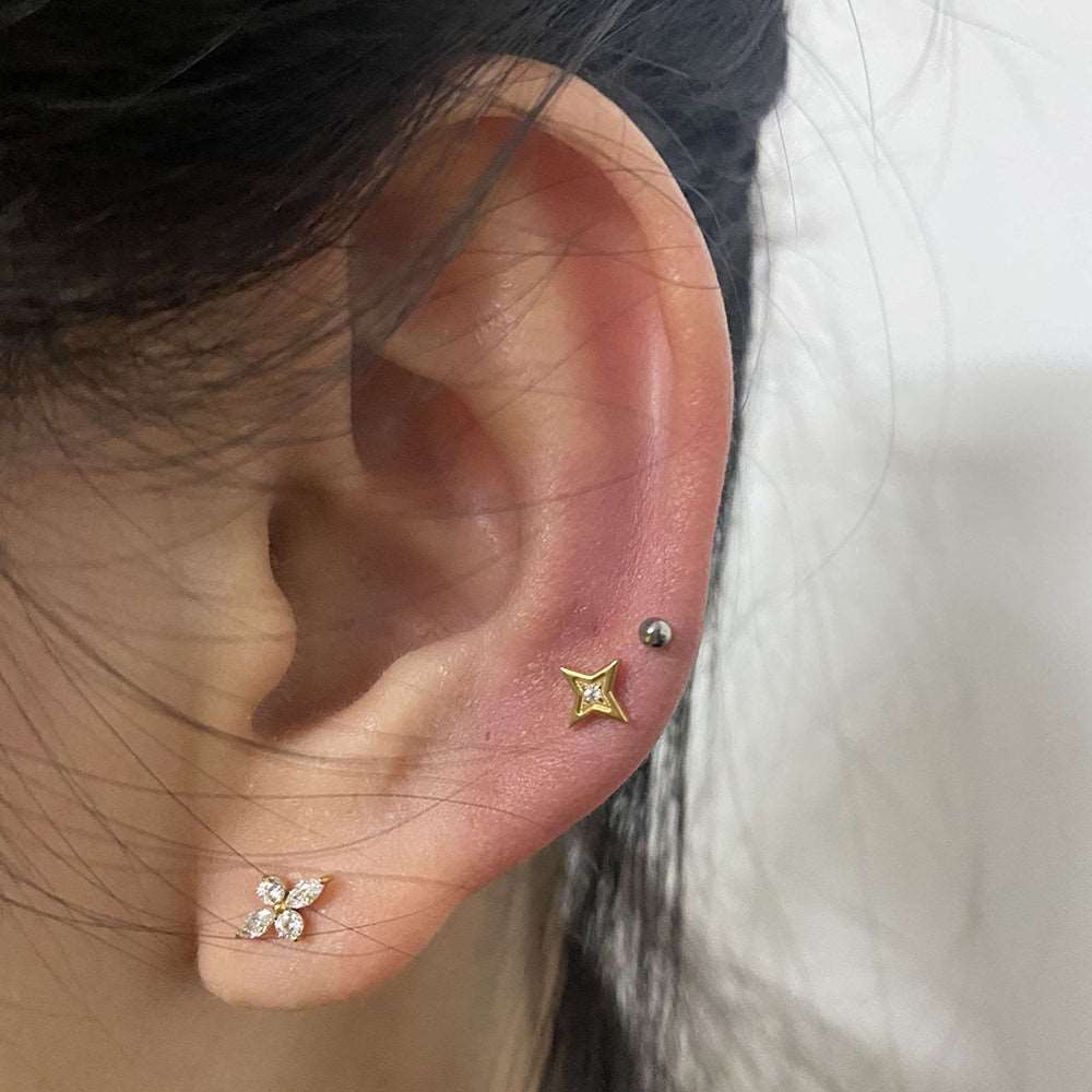 piercing Helix in titanio fiore, dorato indossato su donna