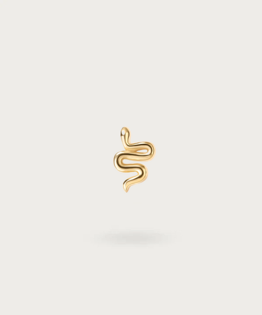 "Piercing Serpente Forward Helix su sfondo bianco"