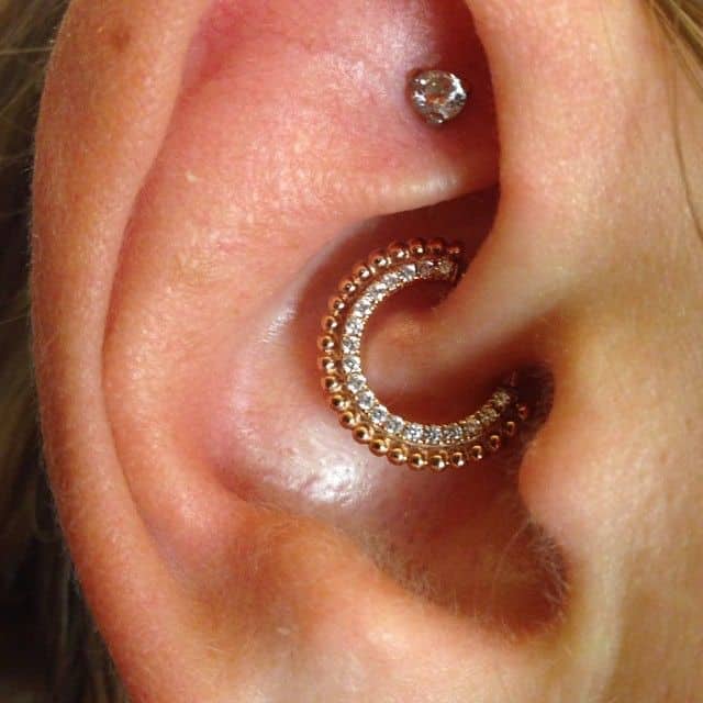 "Piercing Anello in Titanio presentato su orecchio donna per Snug