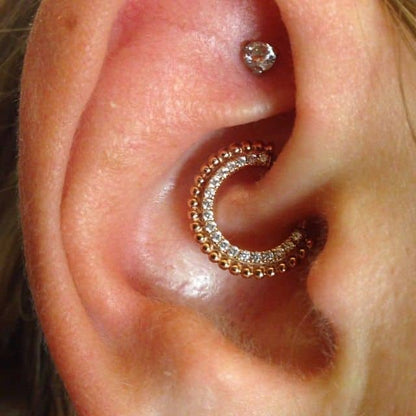 "Piercing Anello in Titanio presentato su orecchio donna per Daith